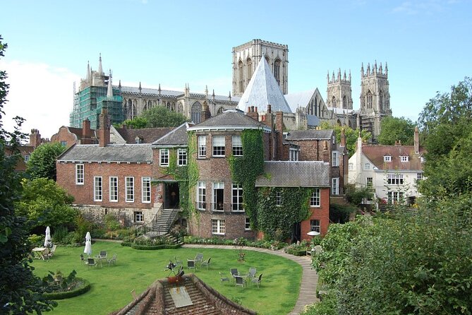 York Walls Private Walking Tour - Getting started in Minster Yard, and how the walking tour runs